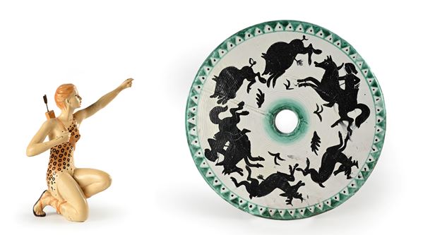 Lotto di una scultura in ceramica dipinta raffigurante Diana Cacciatrice e di un piatto in ceramica raffigurante Scena di caccia