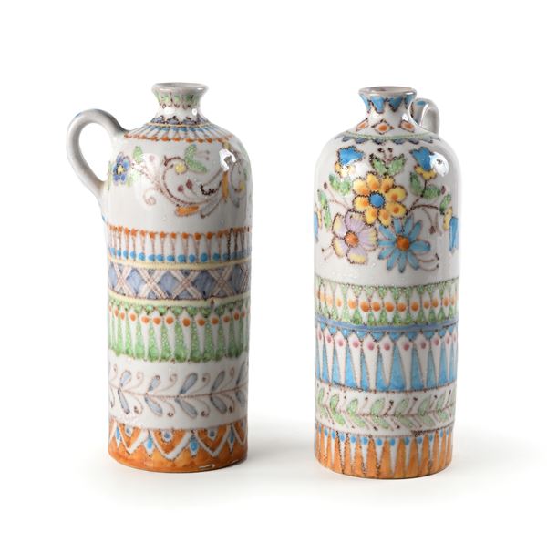 Lotto di due brocche in ceramica dipinta, manifattura Pinto, Vietri su mare