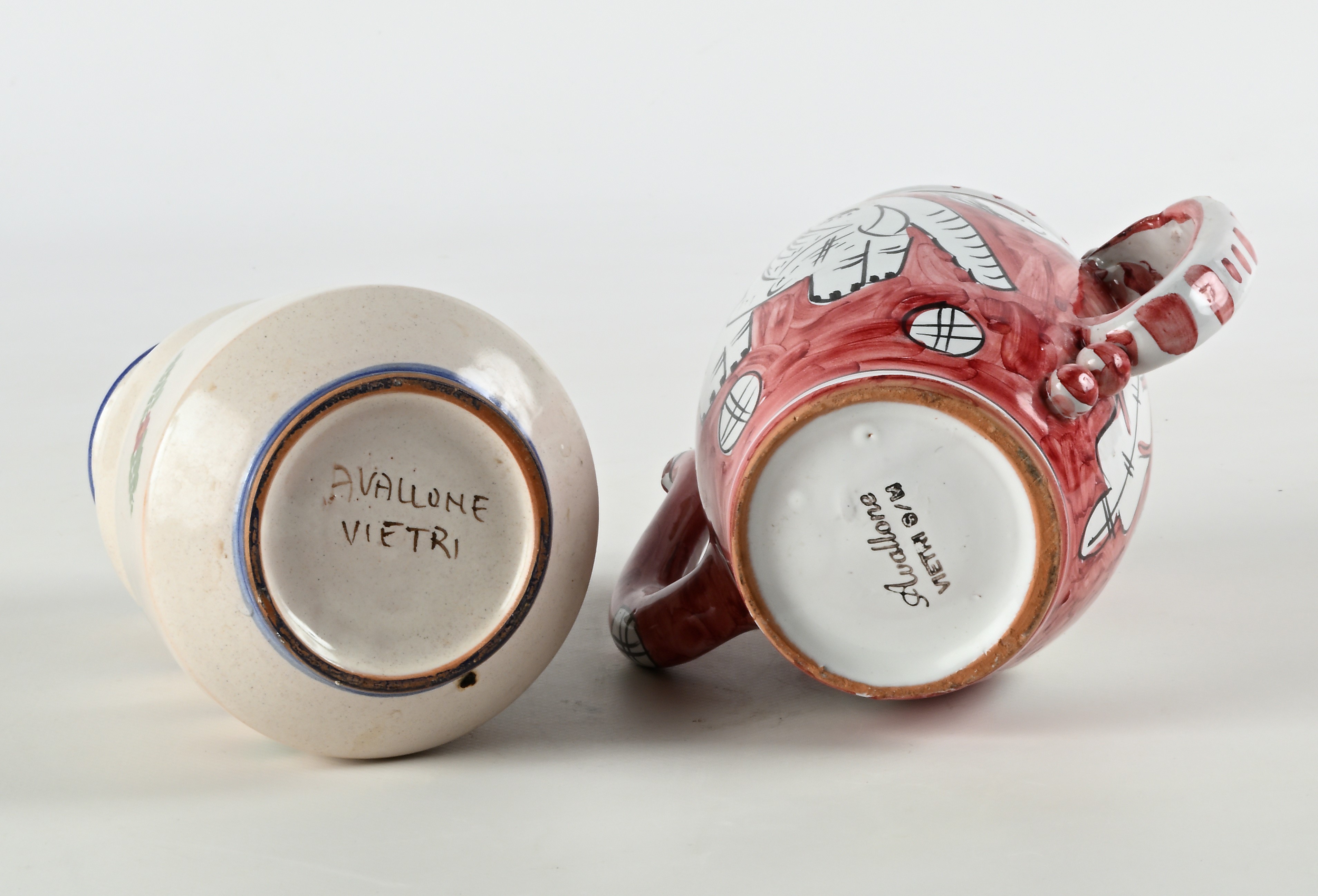 Lotto di un vaso ed una teiera in ceramica dipinta smaltata, manifattura Avallone, Vietri sul Mar...