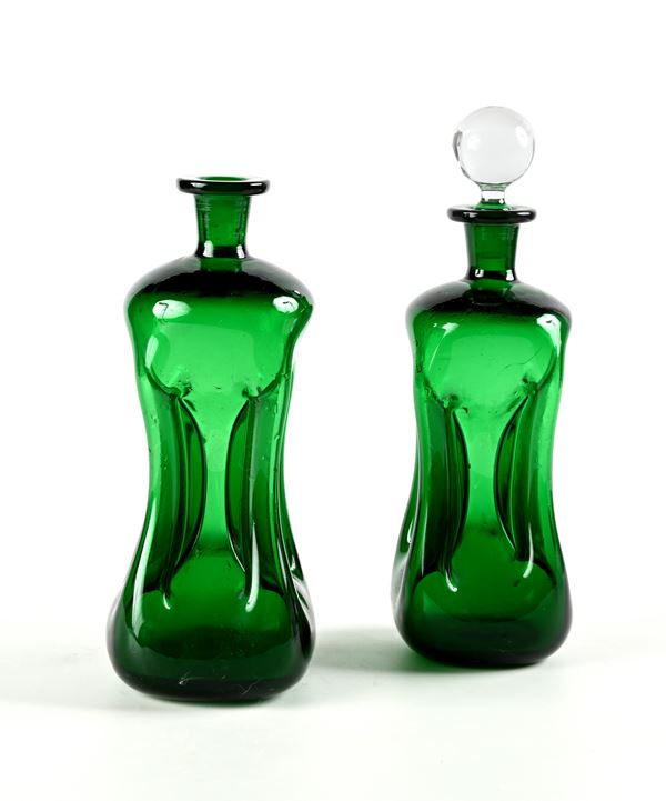 Lotto di due bottiglie in vetro verde modello Kluk Kluk, prod. Holmegaard, Danimarca