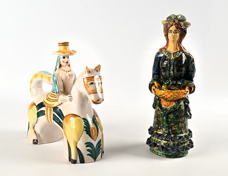 Lotto di due sculture in ceramica smaltata policroma