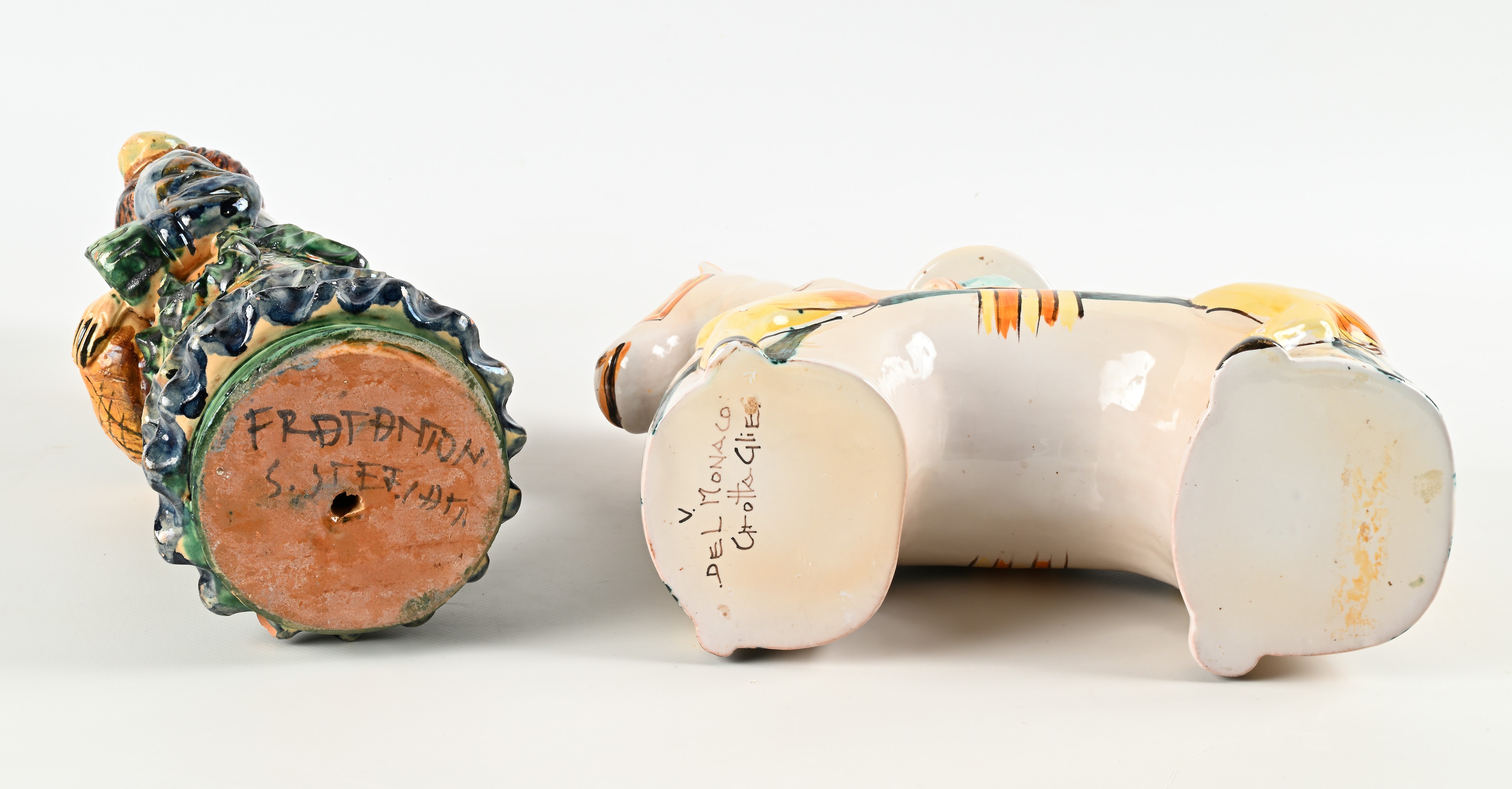 Lotto di due sculture in ceramica smaltata policroma