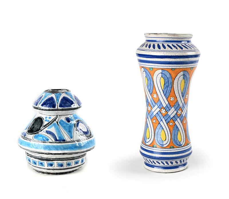 lotto di due vasi in ceramica dipinta