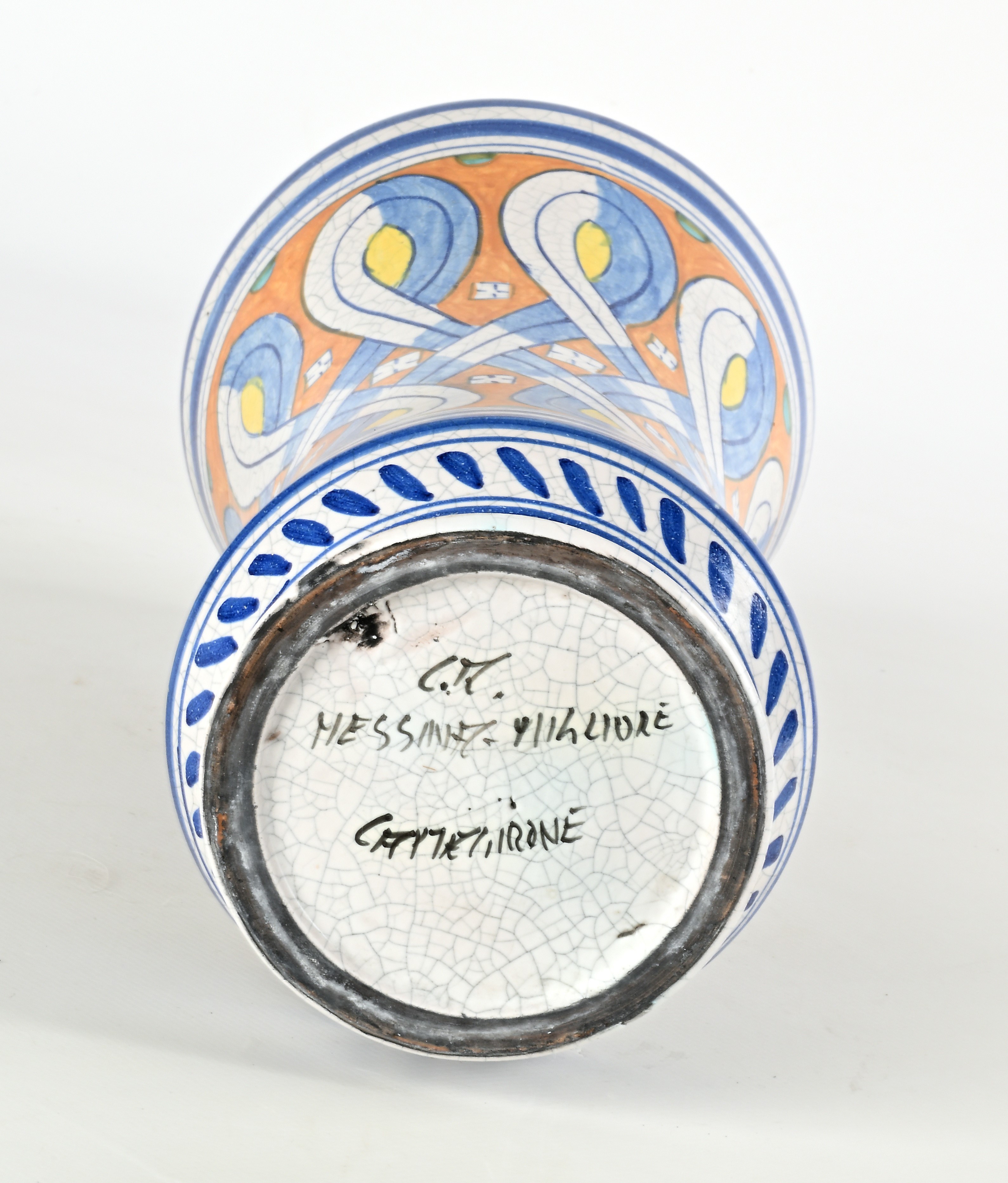 lotto di due vasi in ceramica dipinta