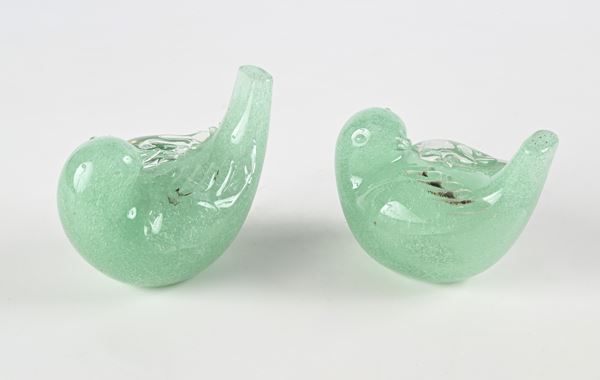 Coppia di uccellini in vetro di Murano verde pulegoso