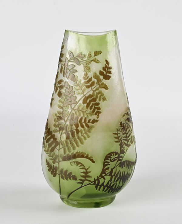 Vaso in vetro verde, produzione Gallè, Francia