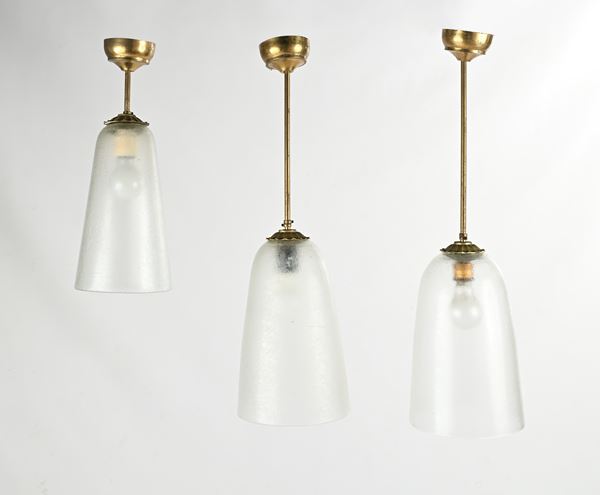 3 lampade da soffitto in ottone e diffusori in vetro acidato e satinato
