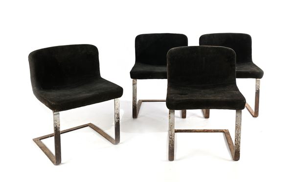 Quattro poltrone, struttura in metallo cromato e rivestimento in tessuto marrone, Italia