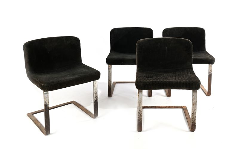 Quattro poltrone, struttura in metallo cromato e rivestimento in tessuto marrone, Italia