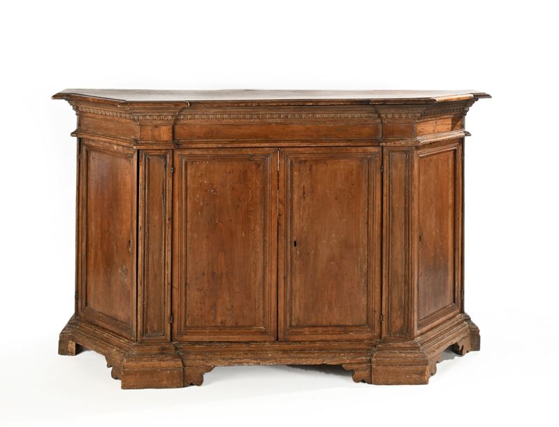 Credenza trapezoidale in noce, XVII/XVIII secolo, con cornice dentellata e ante a pannello