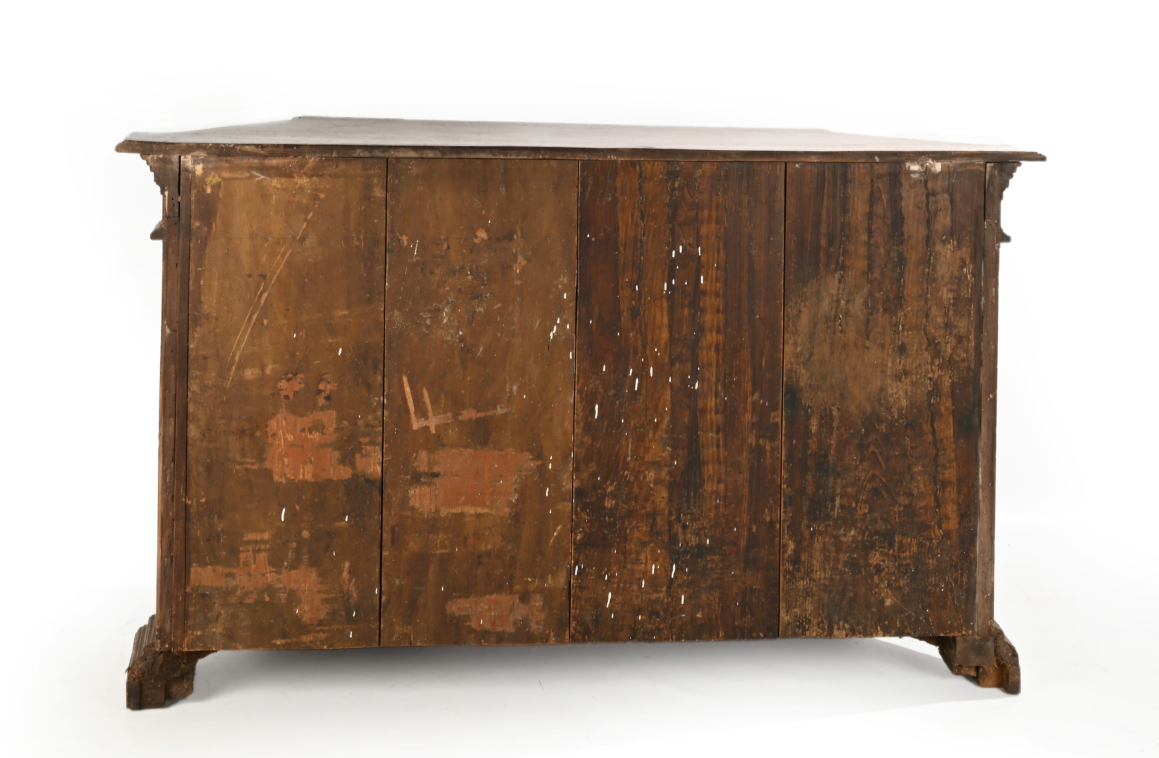 Credenza trapezoidale in noce, XVII/XVIII secolo, con cornice dentellata e ante a pannello