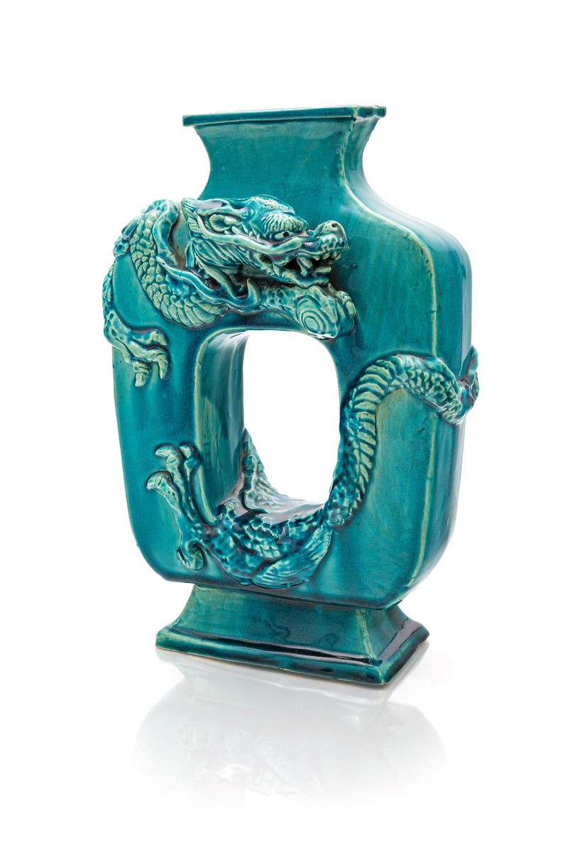 Vaso in ceramica turchese con drago in rilievo, Cina, dinastia Qing, XIX secolo