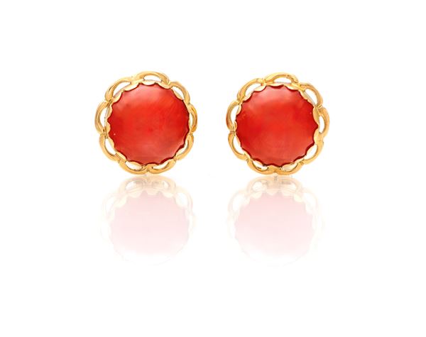 Coppia di orecchini in oro e corallo