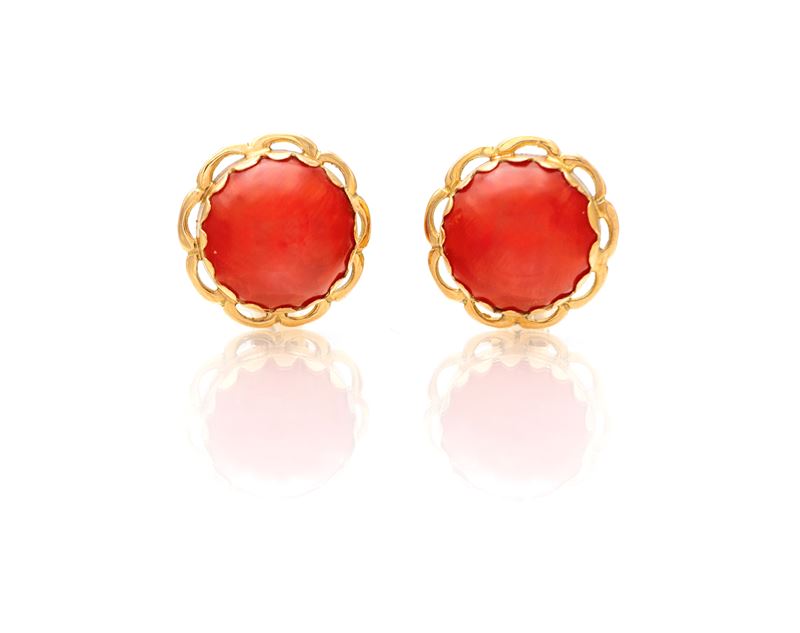 Coppia di orecchini in oro e corallo