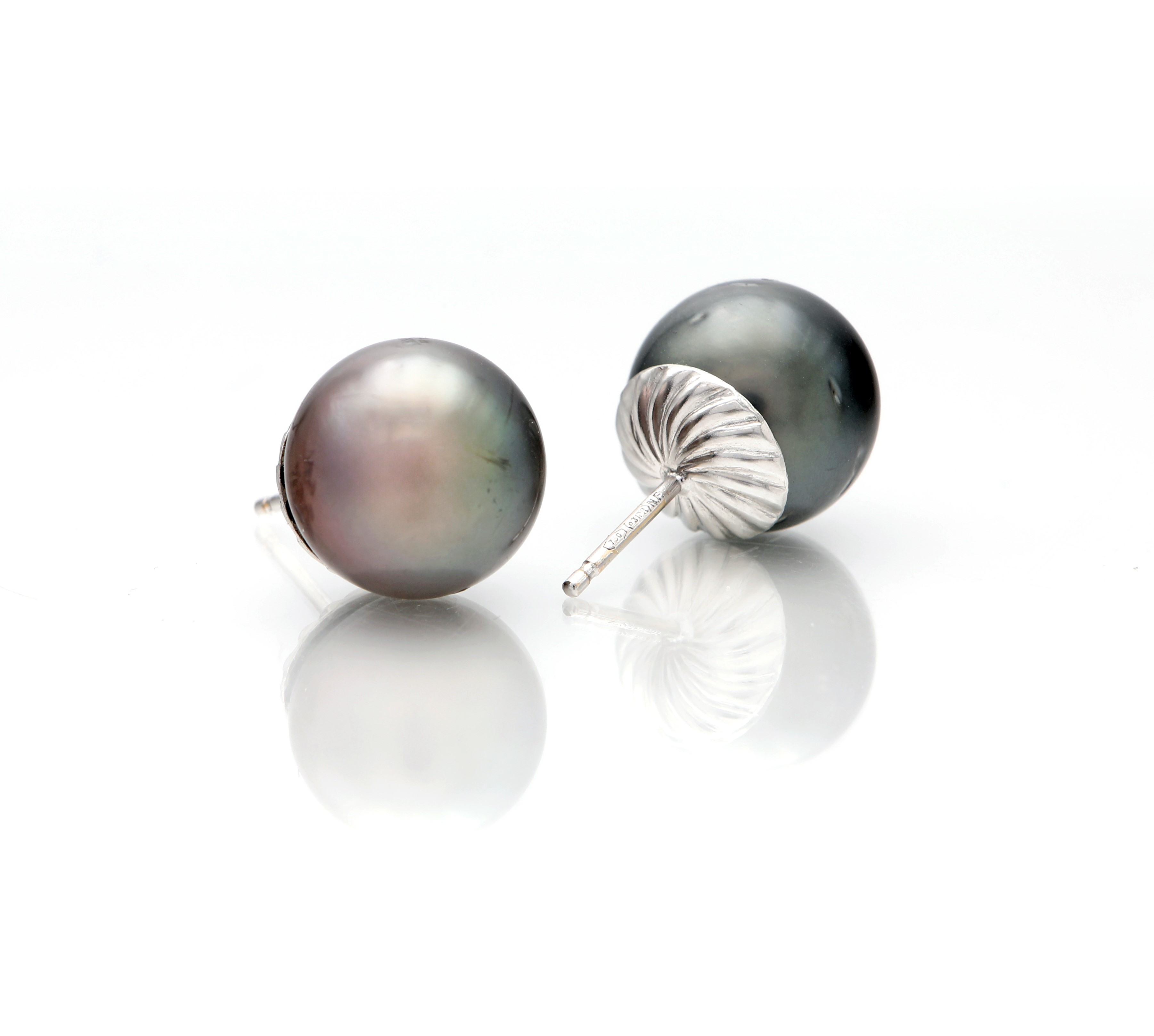 Coppia di orecchini in oro e perla Tahiti