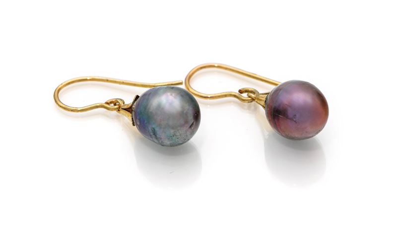 Coppia di orecchini pendenti in oro e perle Tahiti