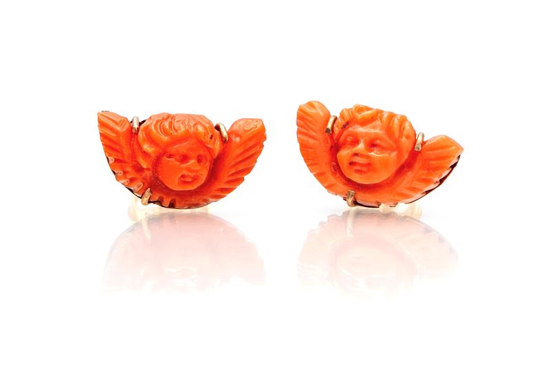 Coppia di orecchini in oro e corallo