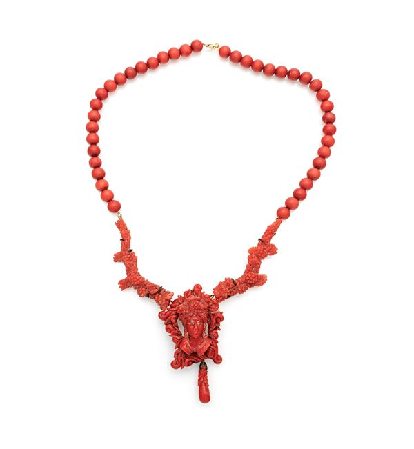 Collana in oro e corallo rosso scolpito