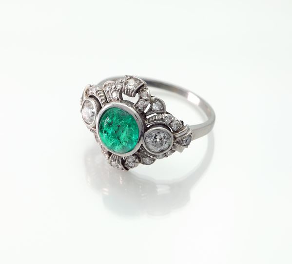 Anello decò in oro, smeraldo e brillanti