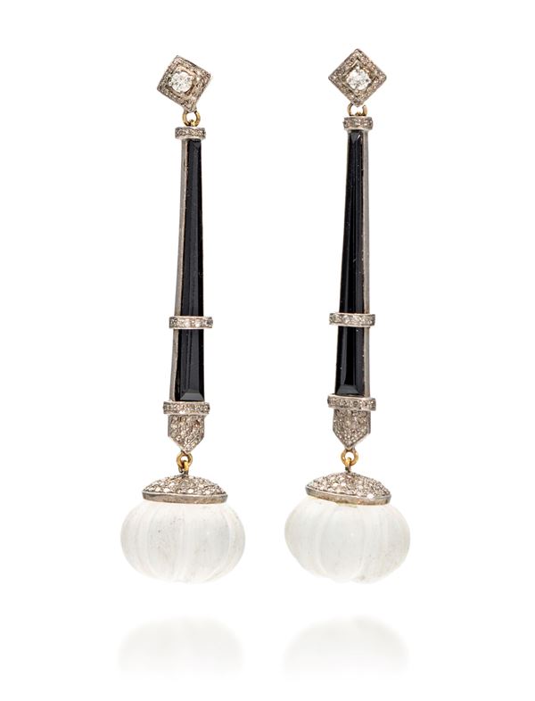 Coppia di orecchini pendenti, decò in oro, onice, cristallo di rocca e diamanti