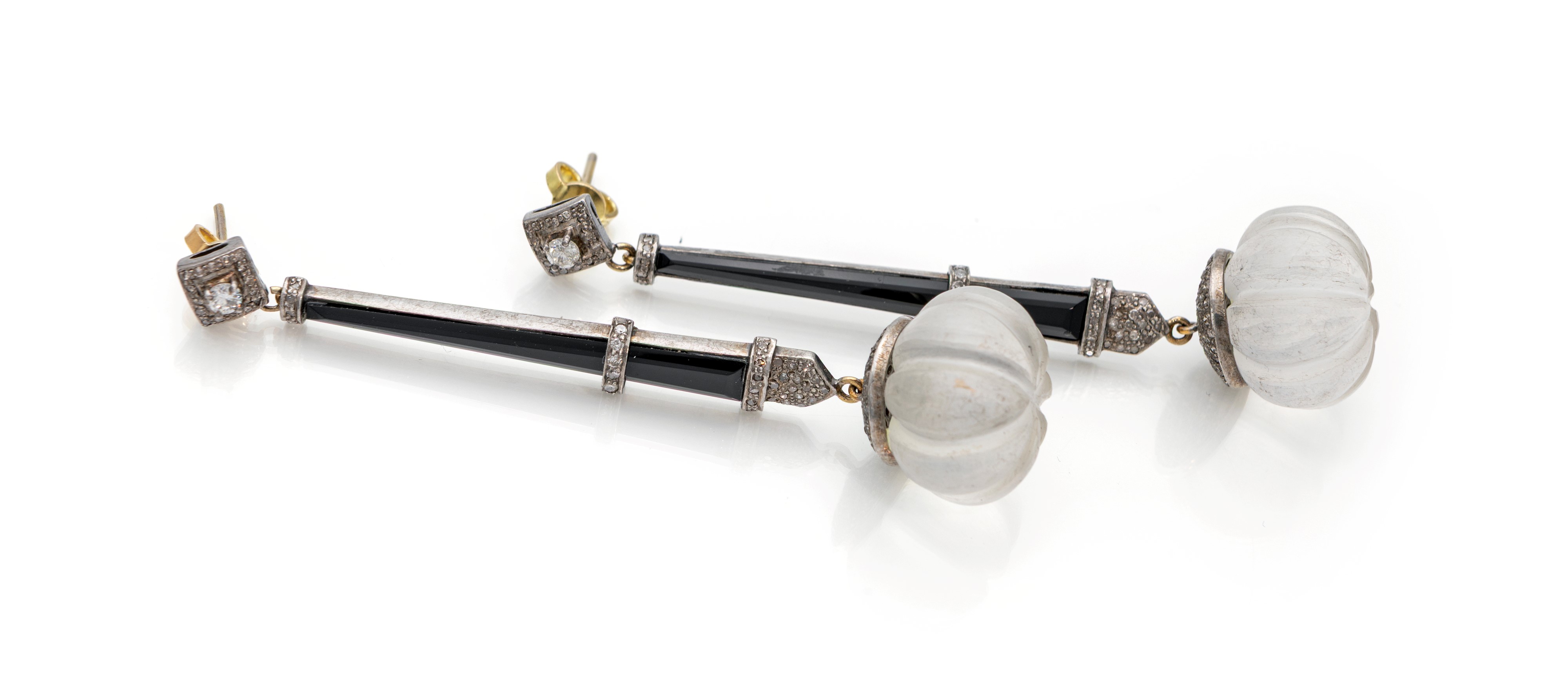 Coppia di orecchini pendenti, decò in oro, onice, cristallo di rocca e diamanti