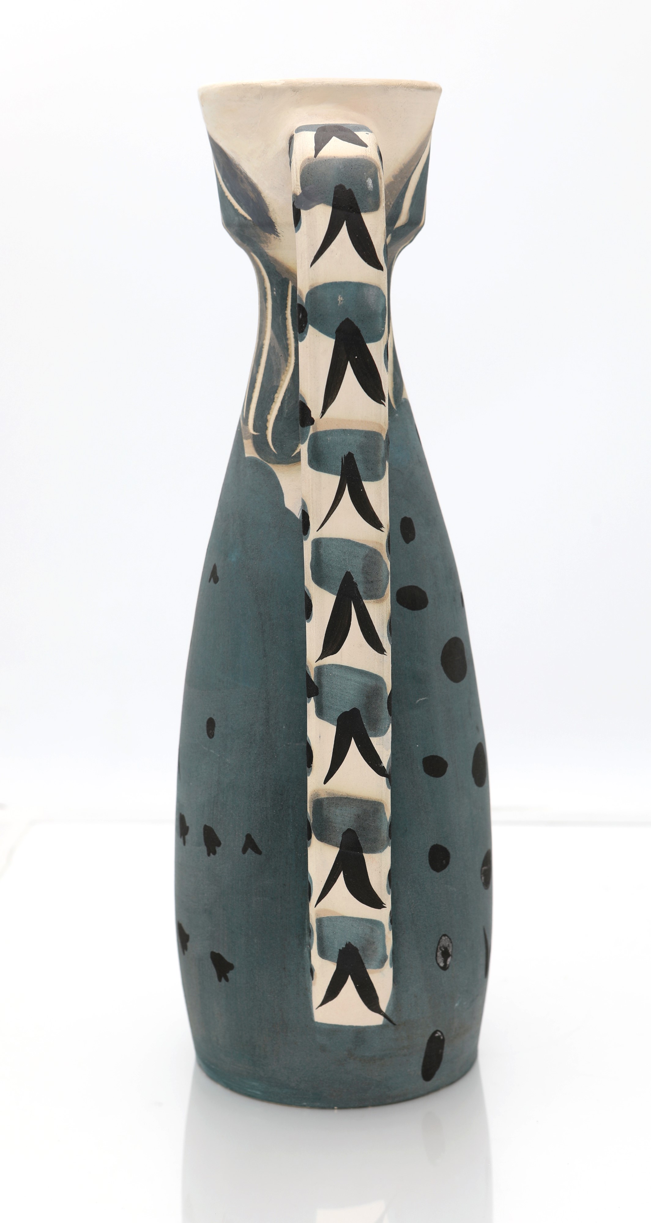 Pablo Picasso - Femme (A.R. 301), brocca in ceramica parzialmente smaltata e incisa