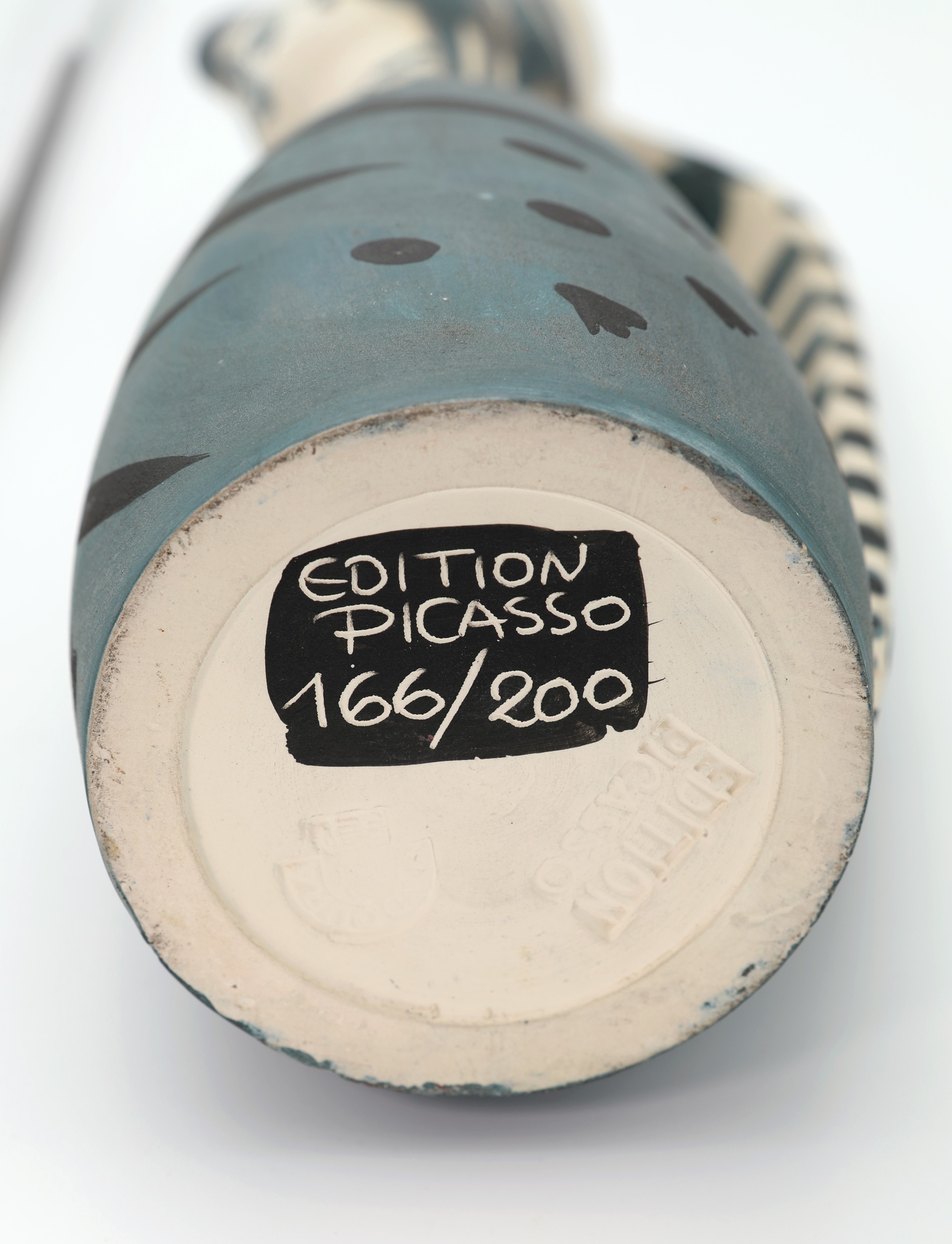 Pablo Picasso - Femme (A.R. 301), brocca in ceramica parzialmente smaltata e incisa