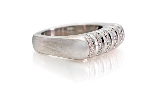 Anello a fascia in oro e brillanti