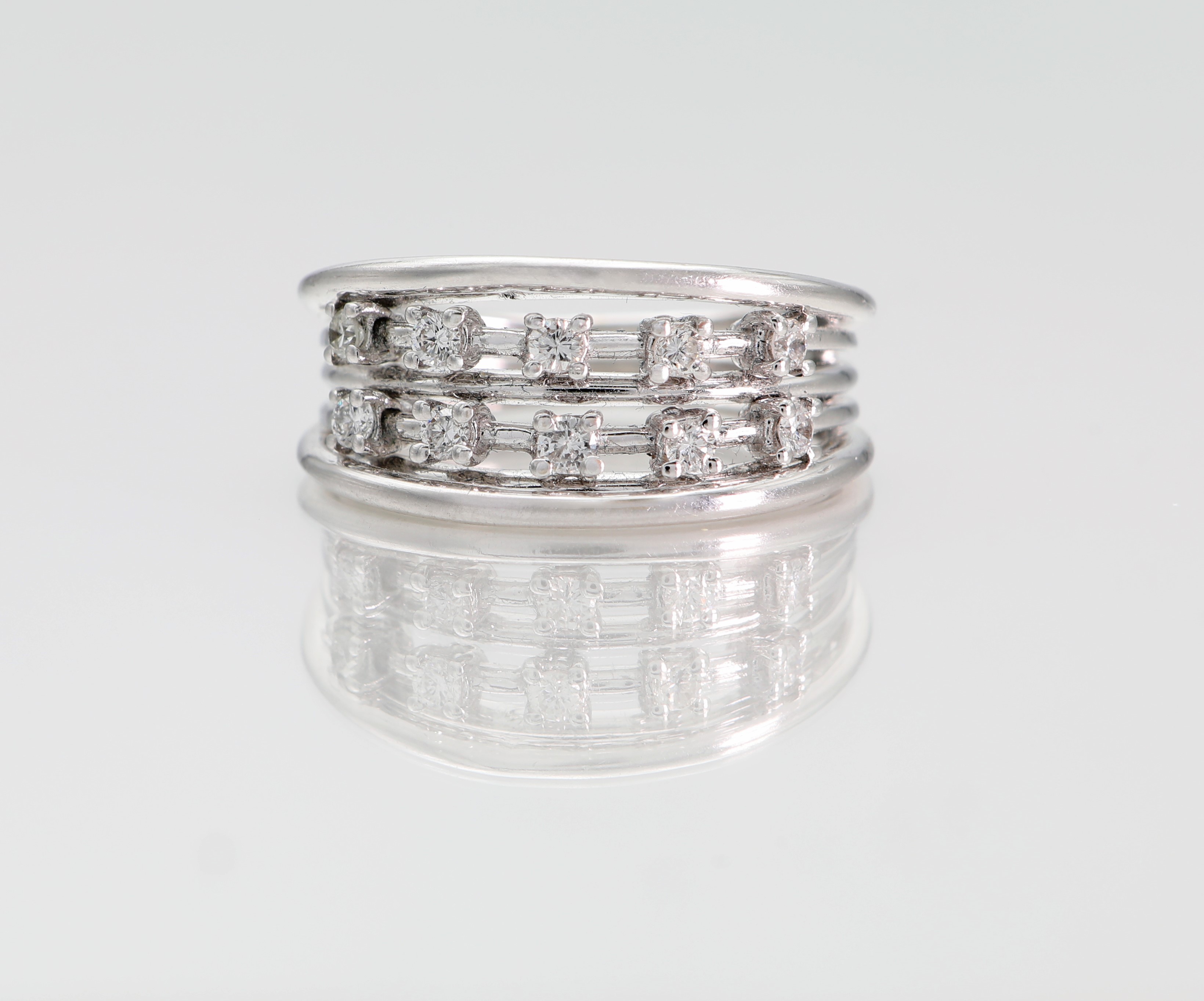 Anello a fascia in oro e brillanti