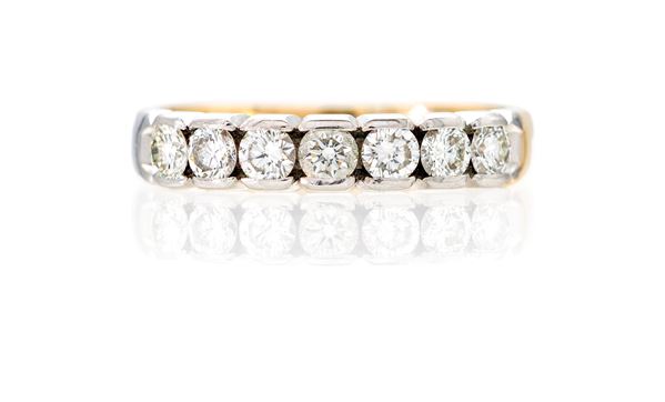 Anello a riviera in oro e brillanti