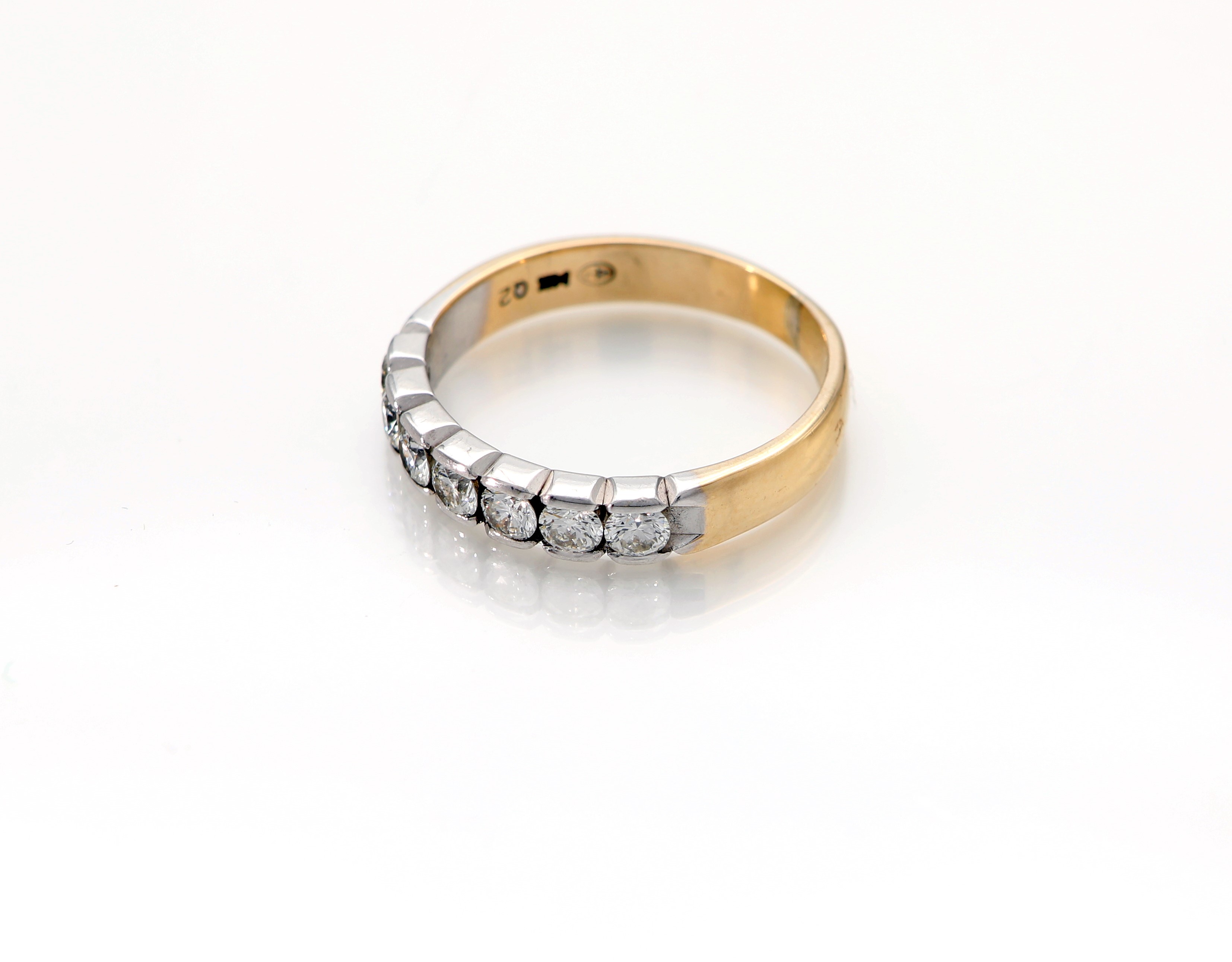 Anello a riviera in oro e brillanti