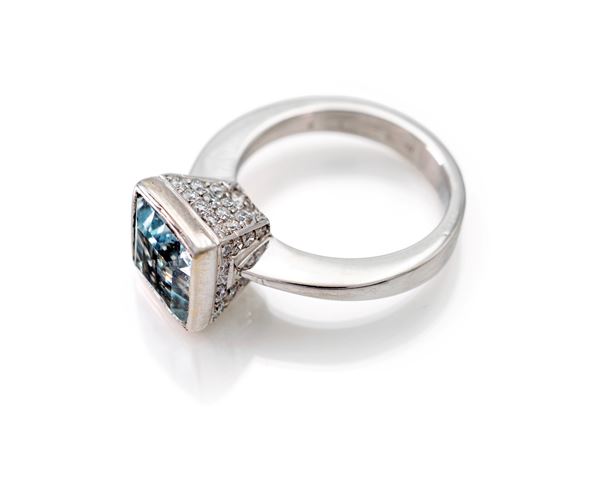 Anello in oro, acquamarina e brillanti