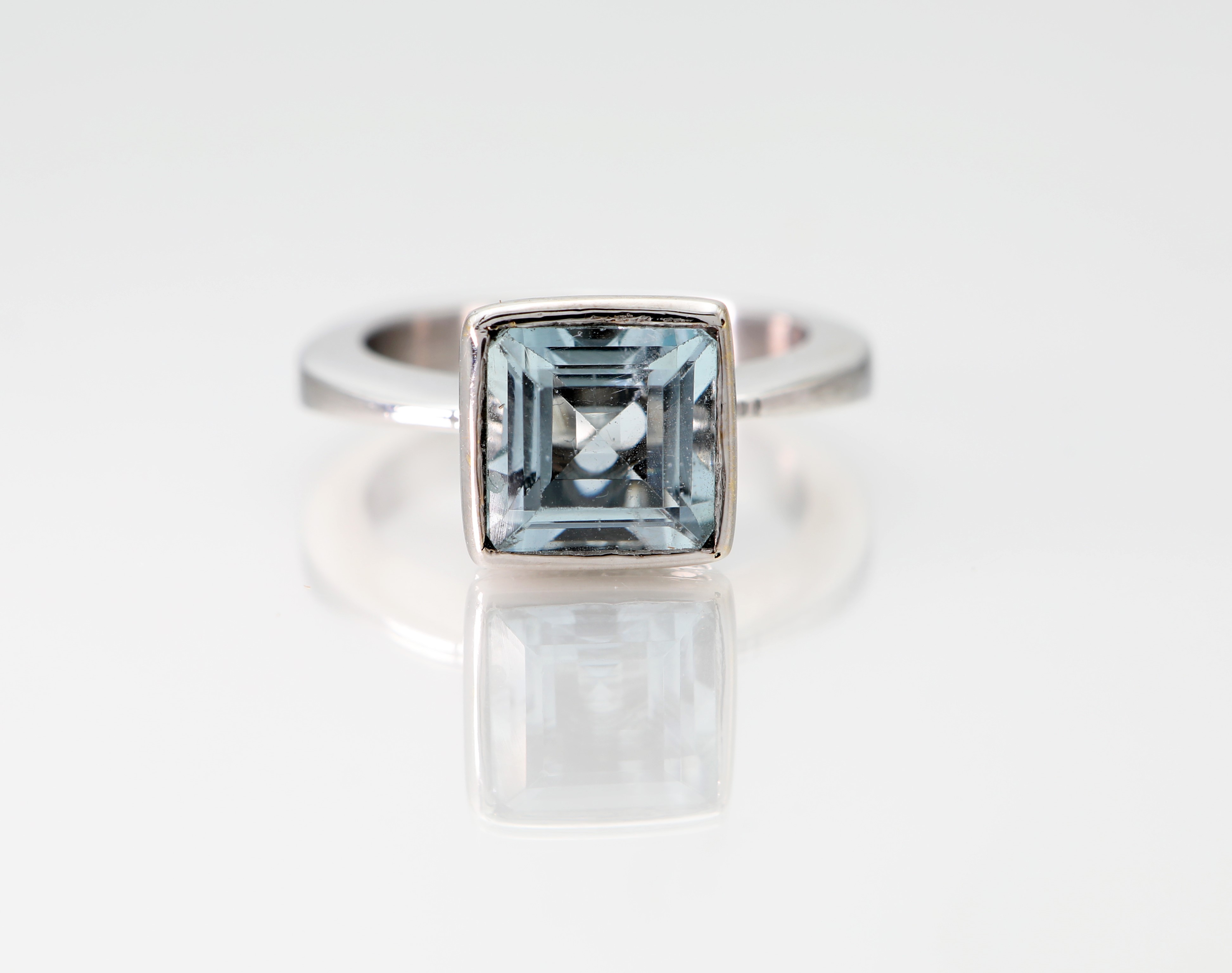 Anello in oro, acquamarina e brillanti