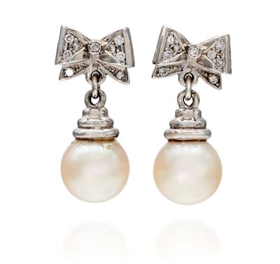 Coppia di Orecchini Pendenti in Oro, Perle e Brillanti.