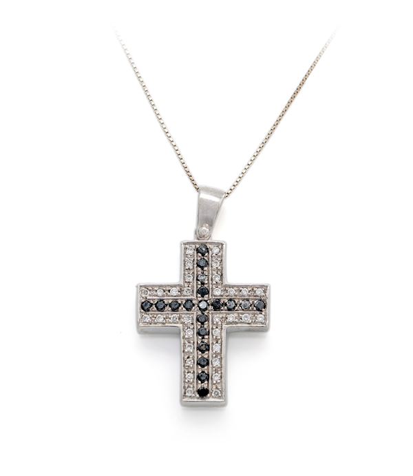 Collana con pendente a croce in oro, brillanti e brillanti neri