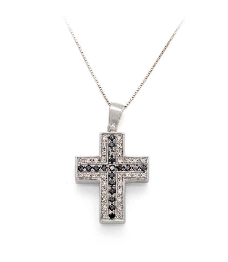Collana con pendente a croce in oro, brillanti e brillanti neri