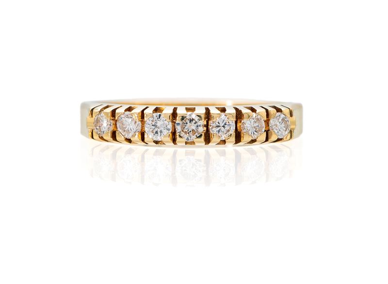 Anello a riviera in oro e brillanti