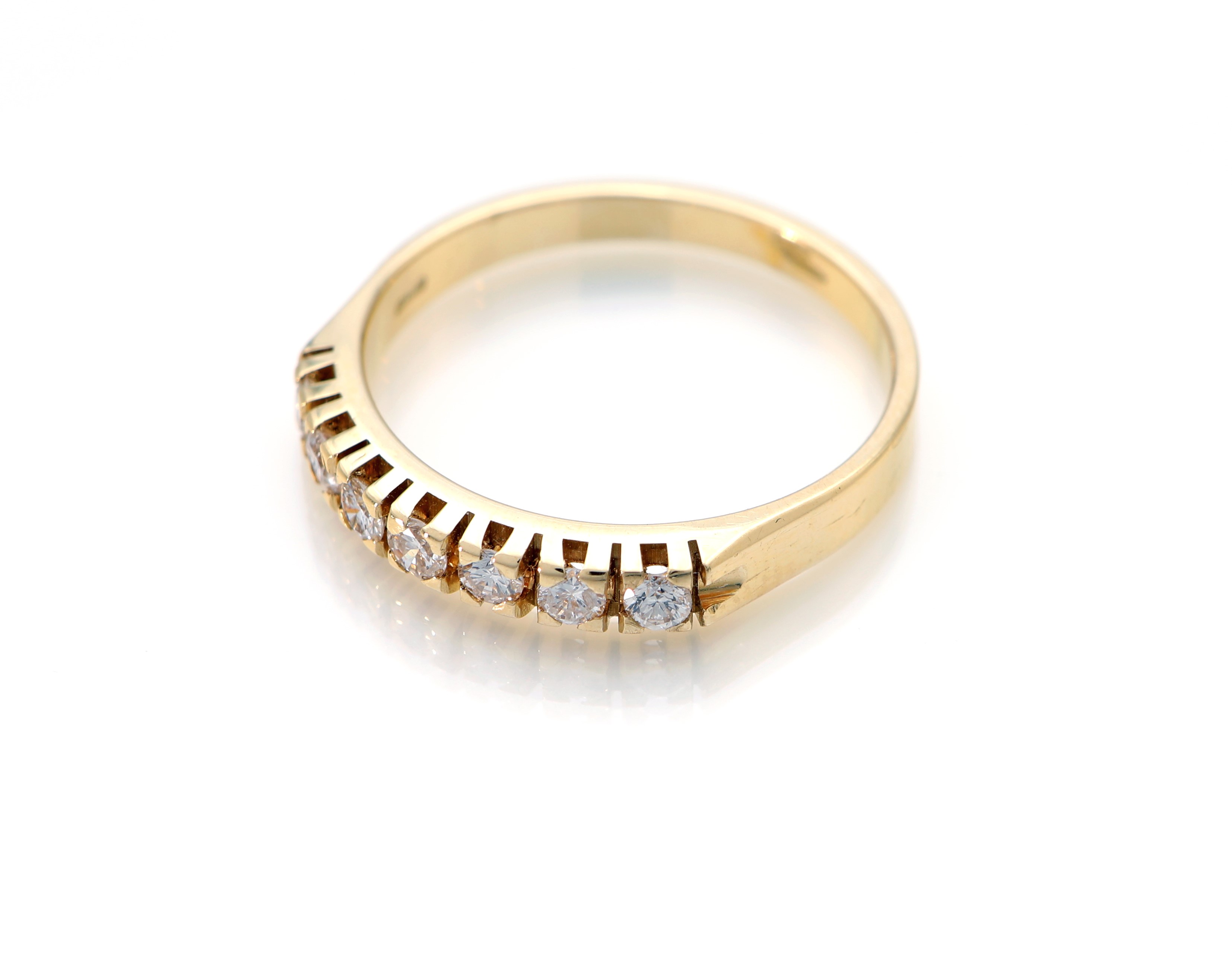 Anello a riviera in oro e brillanti