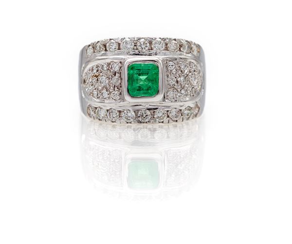 Anello a fascia in oro, smeraldo e brillanti