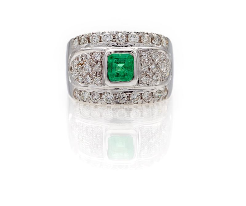 Anello a fascia in oro, smeraldo e brillanti