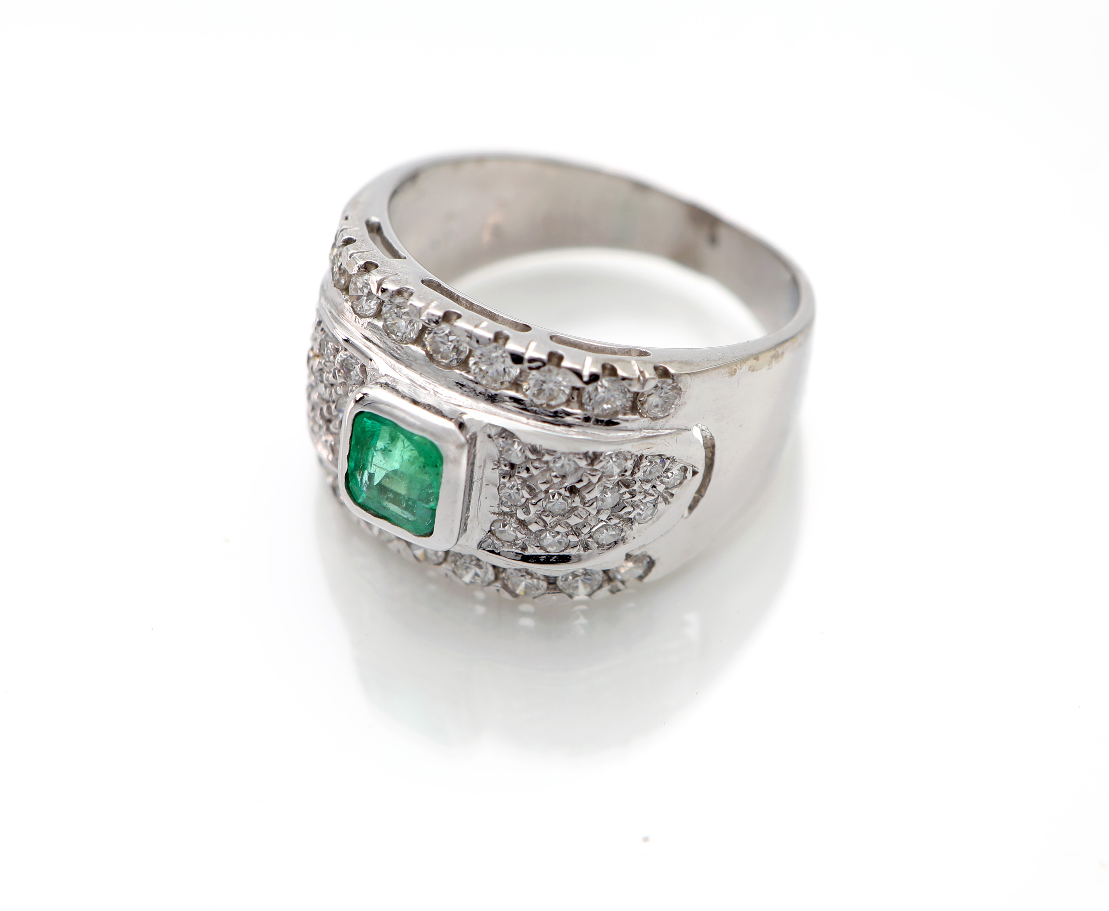 Anello a fascia in oro, smeraldo e brillanti