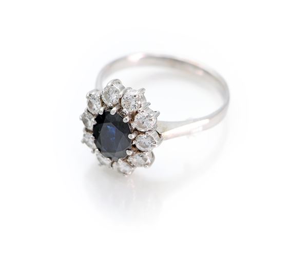 Anello in oro, zaffiro e brillanti