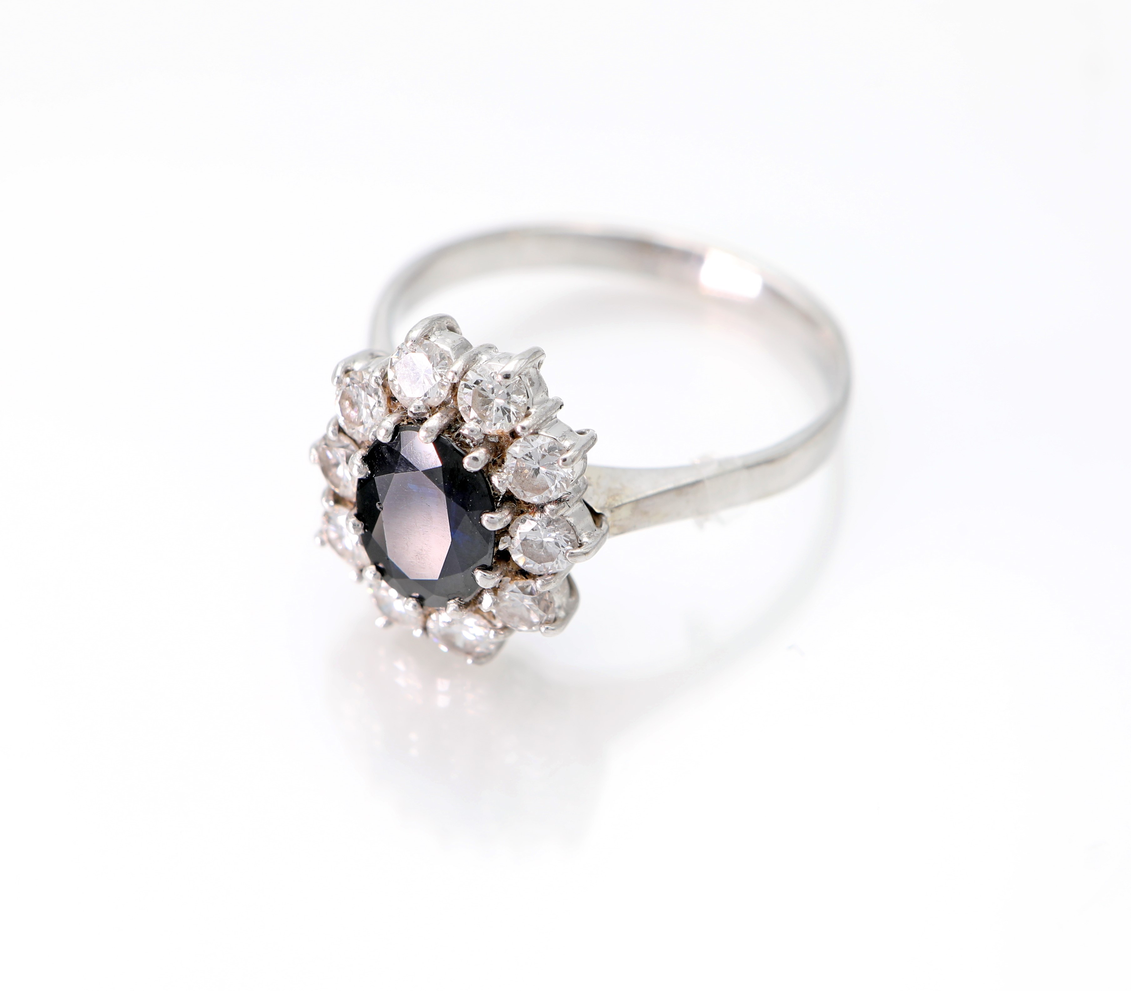 Anello in oro, zaffiro e brillanti