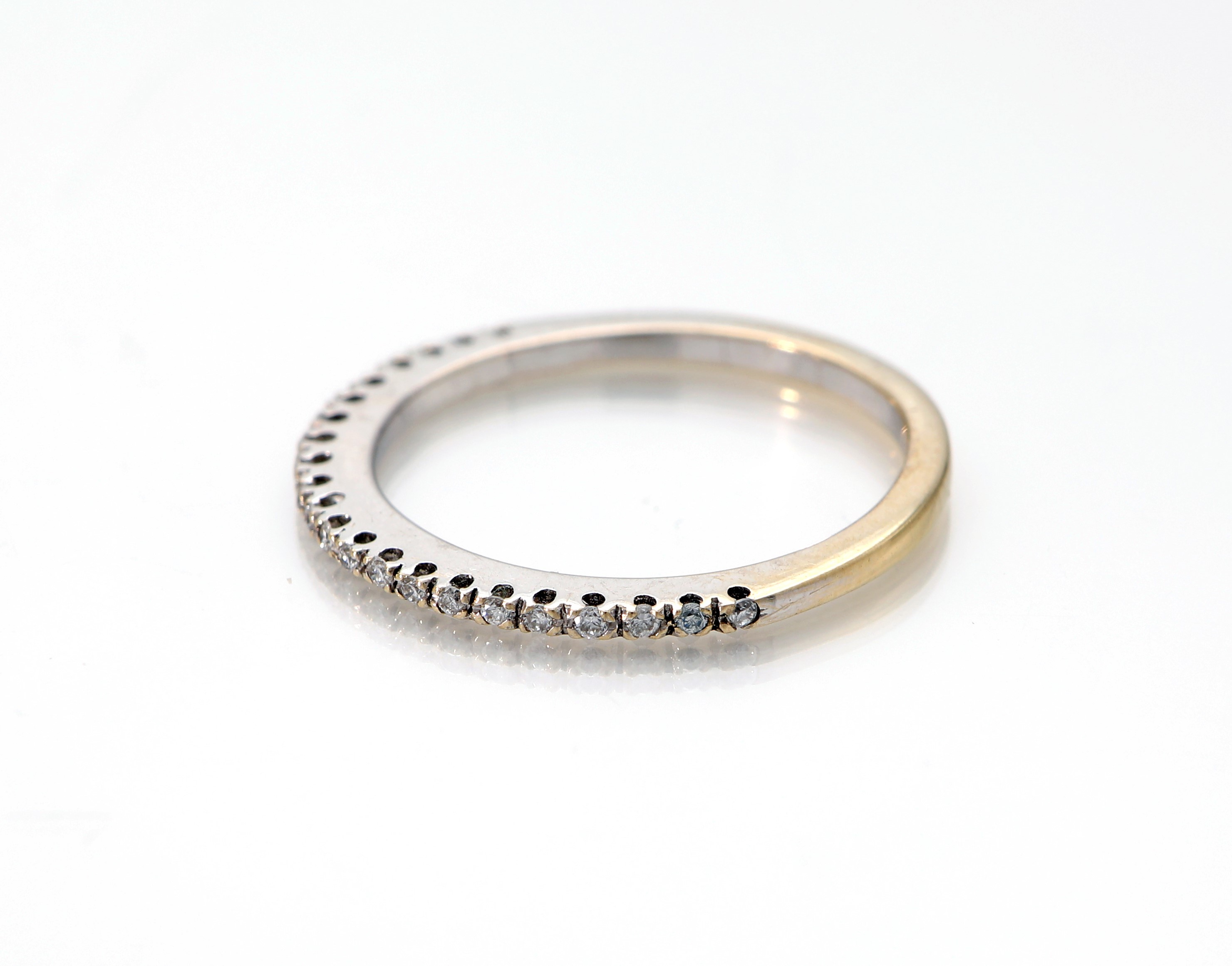 Anello a riviera in oro e brillanti