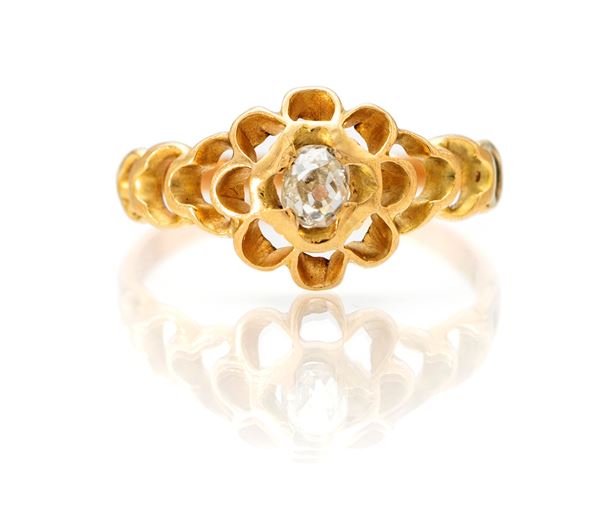 Anello antico in oro e diamante centrale
