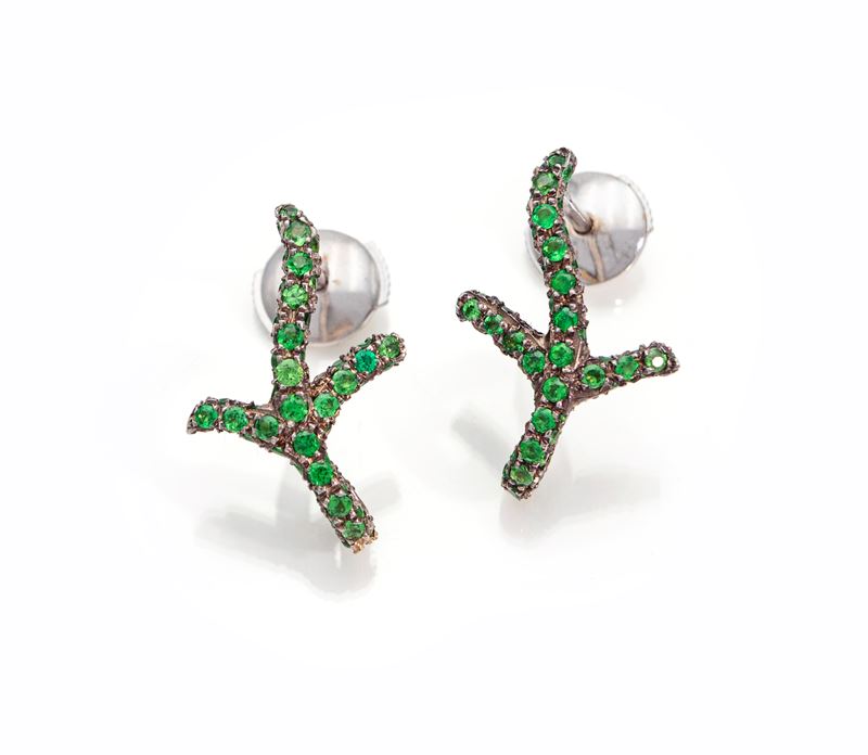 Coppia di orecchini a ramo in oro e tsavoriti.