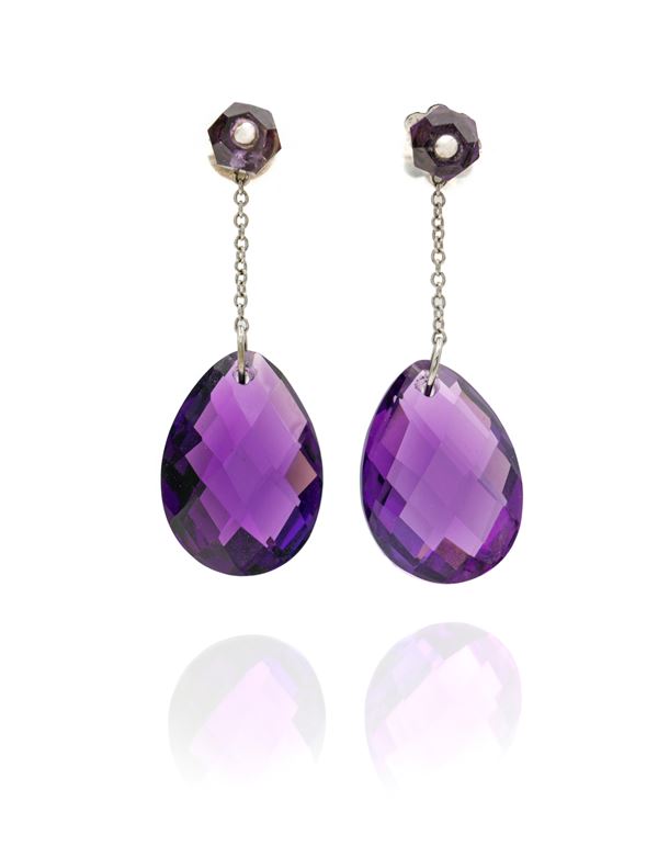 Coppia di orecchini pendenti in oro e ametista