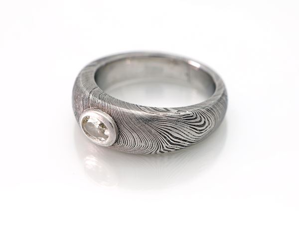 Nagai, anello in titanio e diamante