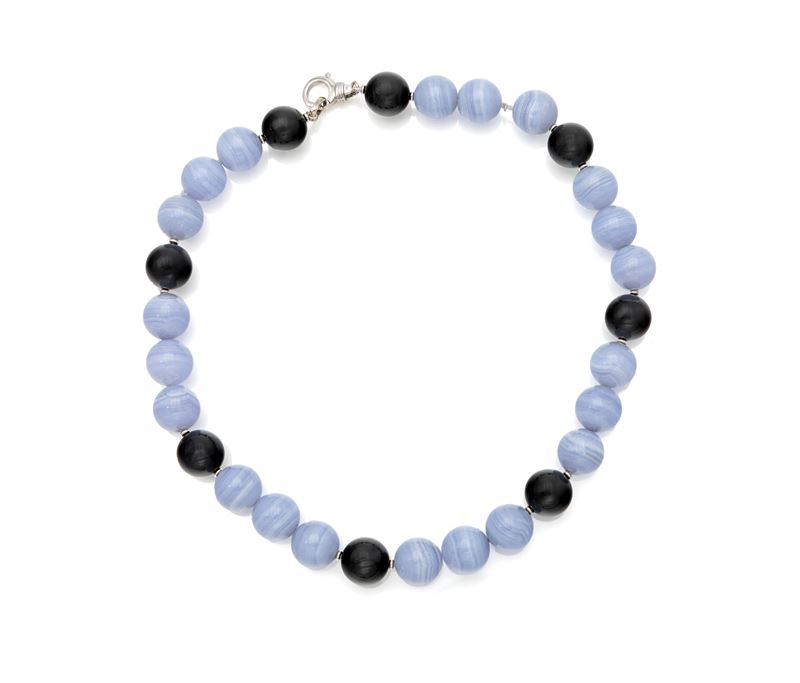 Collana in calcedonio, onice ed oro