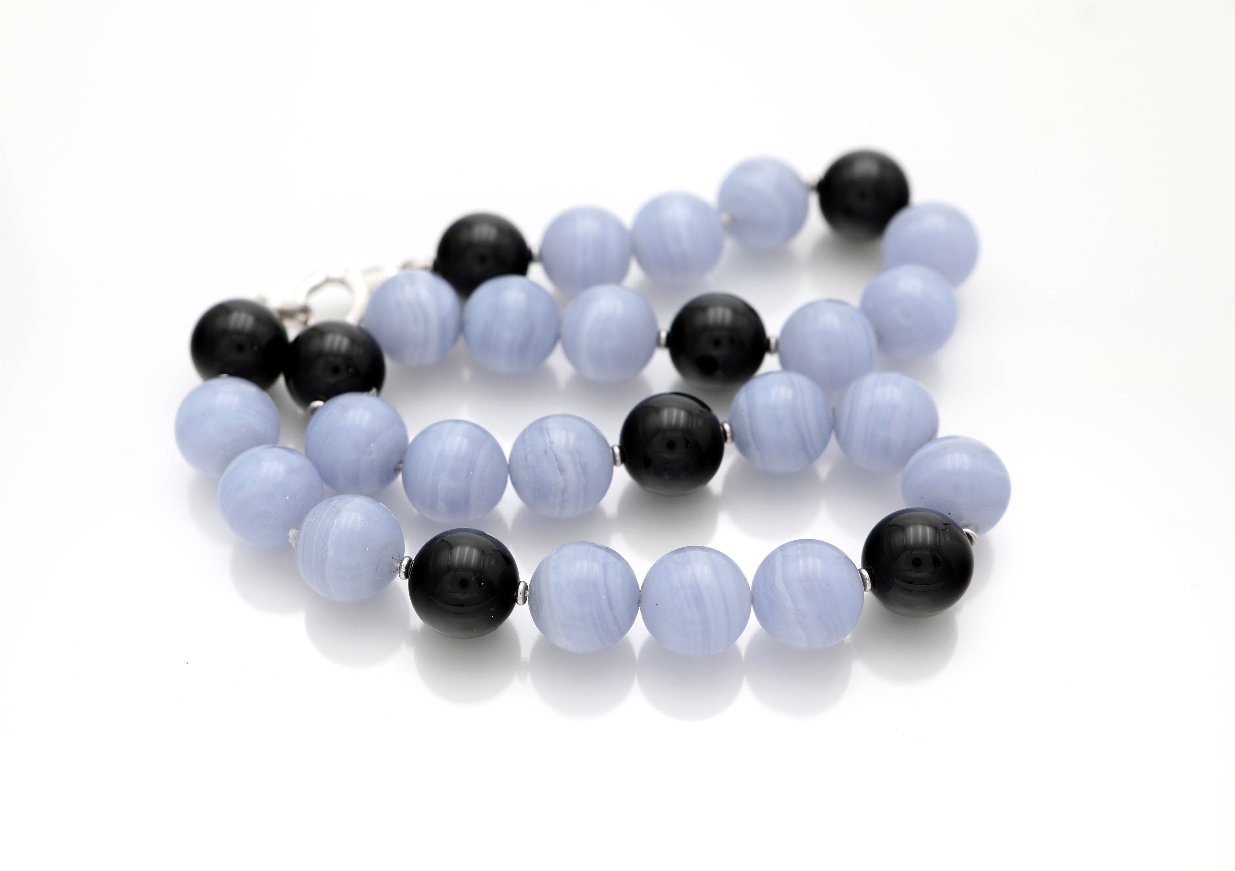 Collana in calcedonio, onice ed oro